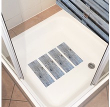 Cabină de duș cu covorașe antiderapante cu design de lemn pentru mai multă siguranță