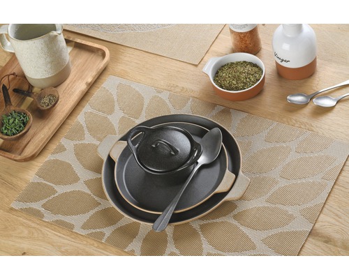 Decor de masă cu suporturi și vase pe o masă de lemn