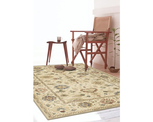 Scenă cu covor cu model, scaun și masă