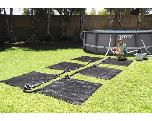 Instalarea covoarelor solare de încălzire pentru o piscină în grădină