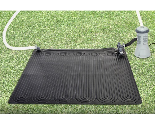 Covor solar de încălzire pentru piscine cu pompă de filtrare pe gazon