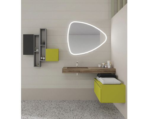 Baie modernă cu lavoar, oglindă cu iluminare și rafturi de depozitare