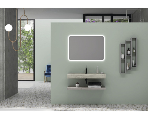 Baie modernă cu dulap de lavoar, oglindă iluminată și raft