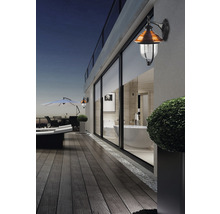 Spațiu exterior cu terasă, mobilier de grădină și lămpi de perete