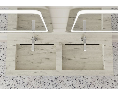 Baie cu lavoar dublu din lemn și două robinete