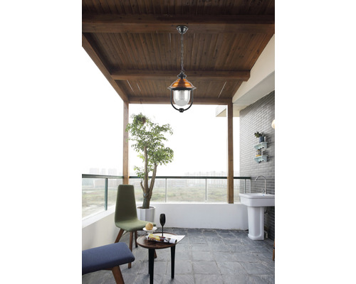 Spațiu exterior cu lampă suspendată, scaune, masă și chiuvetă.