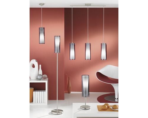 Interior cu lampă suspendată, lampă de podea, lampă de masă și plafonieră