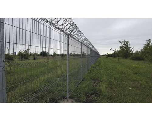 Gard metalic cu sârmă ghimpată pentru securizarea proprietății