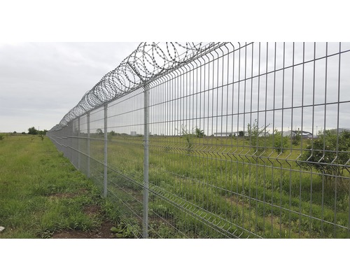 Gard metalic lung cu sârmă ghimpată pentru securizarea terenului