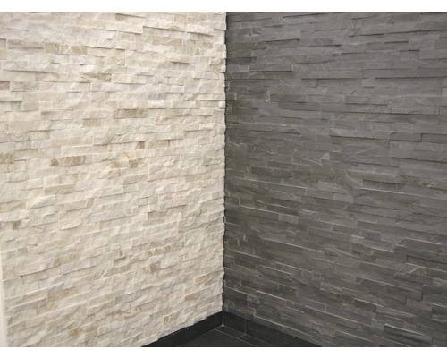 Amenajare perete cu fâșii de piatră naturală albe și gri