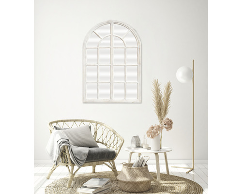 Cameră de zi cu oglindă în formă de fereastră arcuită, fotoliu din ratan, măsuță laterală și lampadar