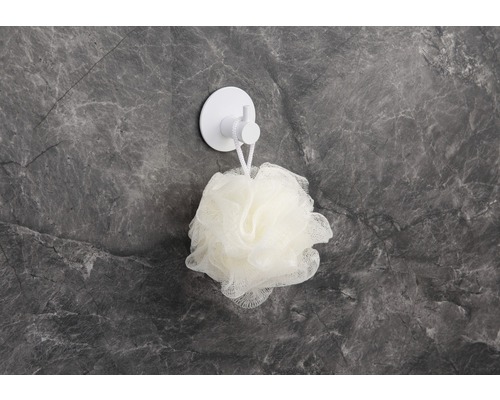 Scenă de baie cu burete de baie pe cârlig