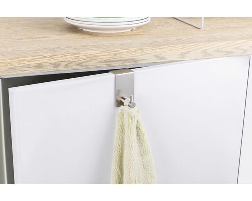 Suport metalic pentru prosop pe o ușă de dulap cu un prosop