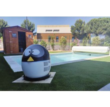 Scenă de piscină cu piscină, acoperire piscină, căsuță de grădină și pompă de căldură pentru piscină în design pinguin