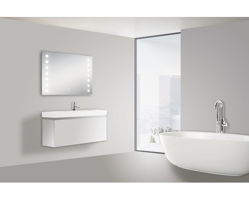 Baie cu lavoar, oglindă iluminată și cadă