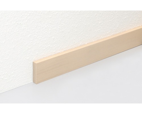 Plintă din lemn pe un perete