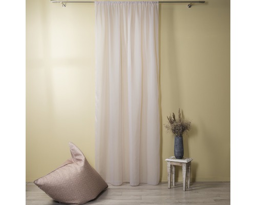 Atmosferă decorativă de locuit cu perdea, sac de șezut și măsuță laterală