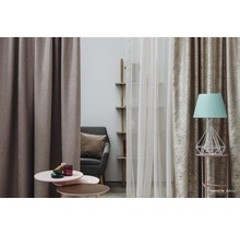 Living cu perdele, fotoliu, masă și lampă pentru design interior