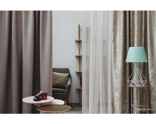 Living cu perdele, fotoliu, masă și lampă pentru design interior