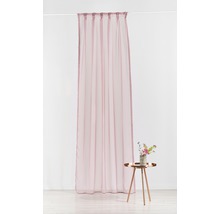 Cortină din material transparent lângă o măsuță cu o vază cu flori