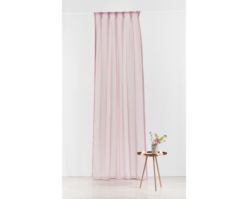 Cortină din material transparent lângă o măsuță cu o vază cu flori