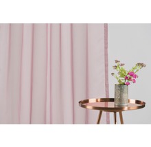 Cortină decorativă lângă o măsuță laterală cu flori într-o vază