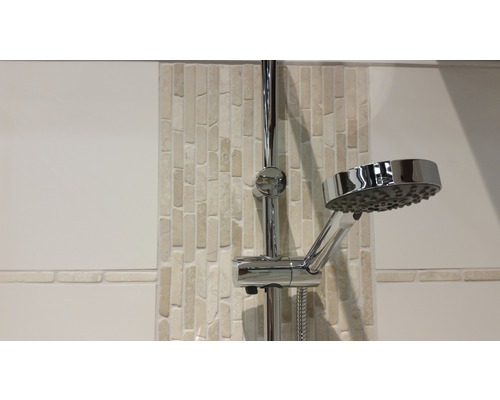 Bară de duș cu duș de mână în fața peretelui băii