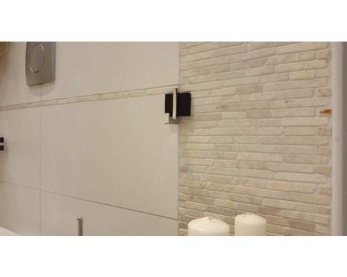 Prim-plan cu o baie cu perete faianțat și instalații sanitare