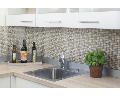 Chiuvetă de bucătărie cu robinet, faianță mozaic, ierburi de bucătărie și sticle de ulei