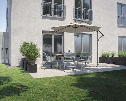 Scenă de grădină cu masă de sufragerie, scaune, umbrelă de soare și jardiniere pe o terasă