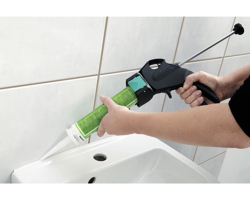 Chituire cu un pistol de cartuș în baie