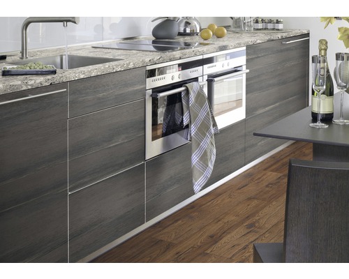 Bucătărie modernă cu dulapuri încorporate, chiuvetă, plită și cuptor.