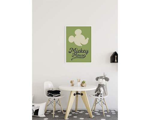Cameră de copii cu masă, scaune și poster Mickey Mouse înrămat