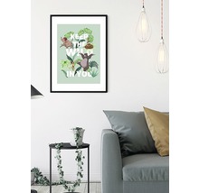 Poster înrămat Jungle Book cu inscripția Keep the wild in you deasupra unei canapele și a unei mese