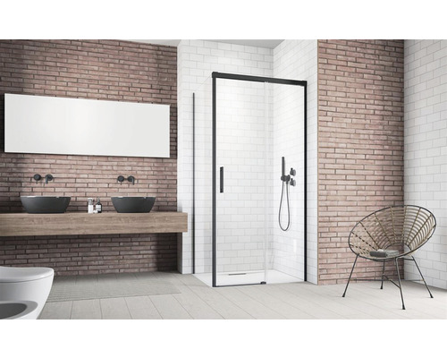 Baie cu cabină de duș, chiuvetă, oglindă și scaun în fața unui perete de cărămidă