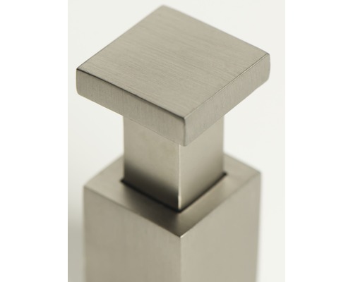 Vizualizare detaliată a unui mâner de mobilier metalic cu design pătrat