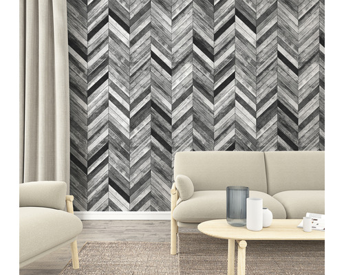 Cameră de zi cu tapet în stil herringbone cu aspect de lemn, canapea și covor