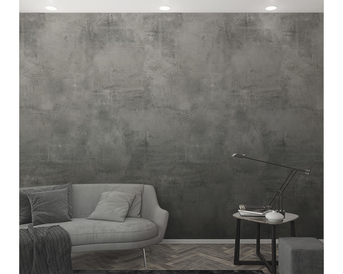 Living cu tapet gri cu aspect de beton, canapea și lampă de masă