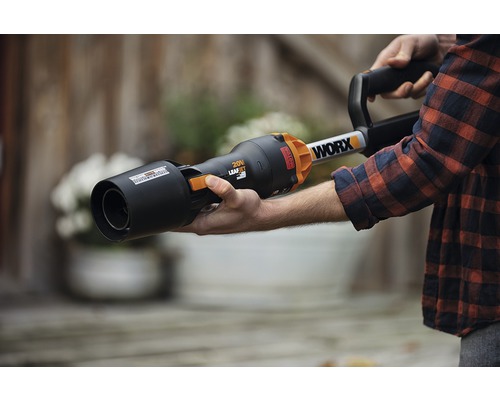 O persoană ține un suflător de frunze marca WORX.