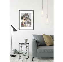 Cameră de zi decorativă cu o imagine înrămată a lui Mowgli și Baloo cu inscripția îmbrățișări de urs, o lampă de podea, o masă și o canapea.