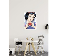 Cameră decorativă pentru copii cu poster înrămat cu Albă-ca-Zăpada, masă și scaune.