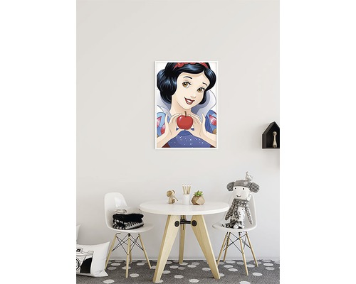 Cameră decorativă pentru copii cu poster înrămat cu Albă-ca-Zăpada, masă și scaune.