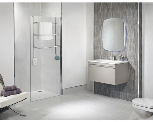 Baie luminoasă cu duș, lavoar, oglindă și calorifer portprosop