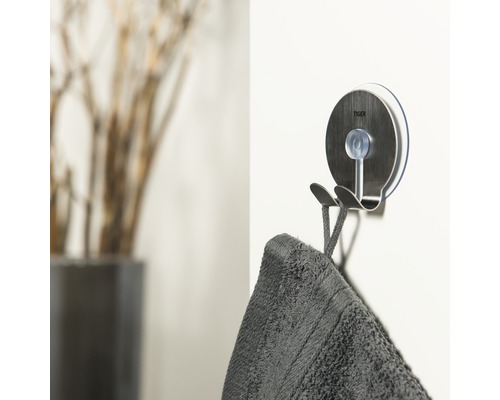 Cârlig pentru prosop cu ventuză fixat pe perete.