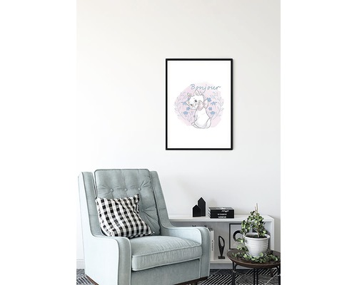 Imprimeu artistic decorativ cu motiv pisică în ramă pe un perete deasupra unui fotoliu