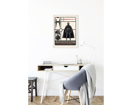 Poster decorativ cu Kylo Ren din Star Wars, prezentat ca un kit de model.