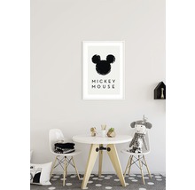 Cameră decorativă pentru copii cu masă, scaune și o imagine cu Mickey Mouse