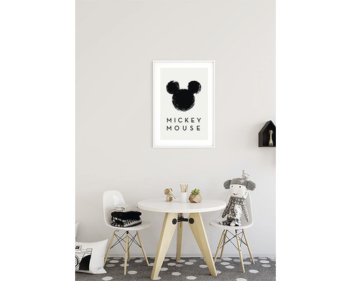 Cameră decorativă pentru copii cu masă, scaune și o imagine cu Mickey Mouse