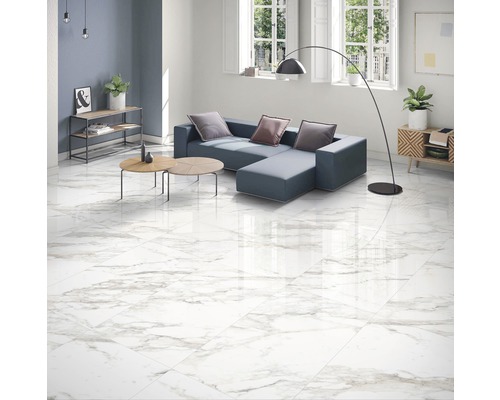 Cameră de zi cu gresie cu aspect de marmură, canapea și mobilier
