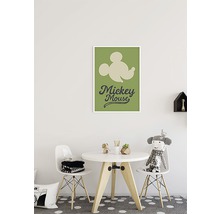 Cameră de copii cu masă, scaune și un poster înrămat cu Mickey Mouse pe perete